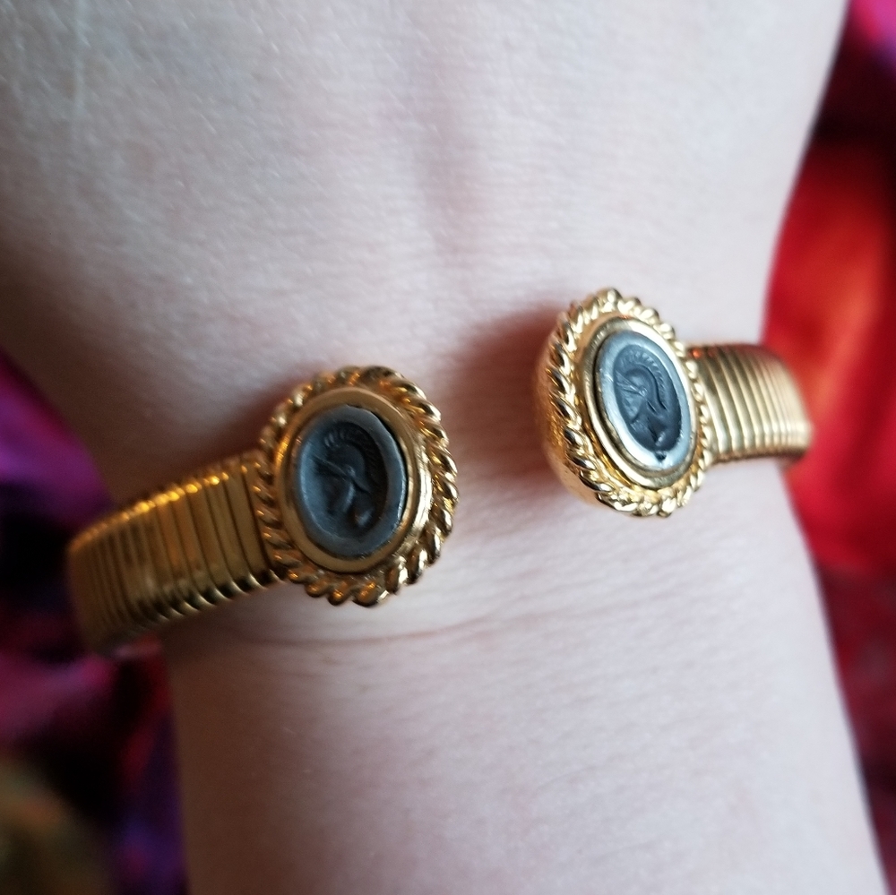 Relisted -Vintage Roman Soldiers bracelet gold tone cameo bangle cuff - Picture 5 of 14